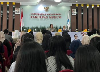 Prof Dr H Nadirsyah Hosen, LLM MA (Hons) PhD saat menyampaikan materi pada kuliah umum di Aula Promosi Doktor Fakultas Hukum Unhas, Jumat (20/09). Foto: IDENTITAS/Athaya Najibah Alatas
