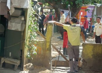 Nampak satpam unhas melakukan pembongkaran jembatan, Selasa (03/09). Sumber: Dokumentasi Pribadi.