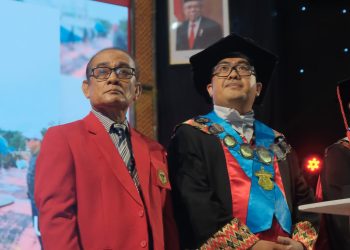 Foto penulis buku A Amiruddin edisi revisi (Kiri) pada saat peluncuran di Upacara Dies Natalis Unhas yang berlangsung di Baruga AP Pettarani, Sabtu (07/09). Foto: IDENTITAS/ Ismail Basri.