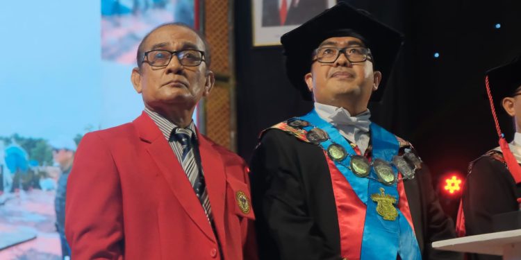 Foto penulis buku A Amiruddin edisi revisi (Kiri) pada saat peluncuran di Upacara Dies Natalis Unhas yang berlangsung di Baruga AP Pettarani, Sabtu (07/09). Foto: IDENTITAS/ Ismail Basri.
