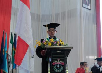 Prof Ruslin pada saat membawakan Laporan Wisuda Wakil Rektor Bidang Akademik dan Kemahasiswaan di Baruga AP Pettarani, Senin (02/09). Foto: IDENTITAS/ Afifah Khairunnisa.