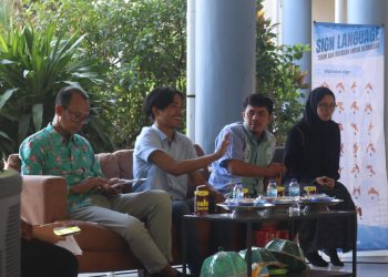 Seniman Komunitas Tuli Perkenalkan Sistem Bahasa Isyarat Indonesia