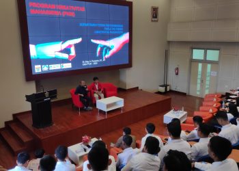 Penyampaian Materi terkait PKM oleh dosen Teknik Pertambangan, Dr Eng Ir Purwanto ST MT di Center of Scientific Activities (CSA) Fakultas Teknik Unhas, Kamis (19/09). Foto: Dokumentasi Pribadi.