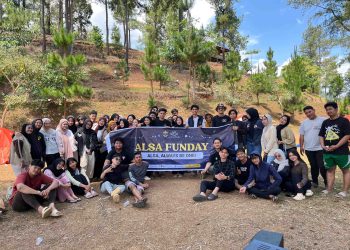 Foto bersama anggota LC Unhas pada kegiatan ALSA Camp di Suaraka Sunrangan, Desa Bissoloro, Sulawesi Selatan, Sabtu-Minggu (14-15/09). Foto: Dokumentasi Pribadi