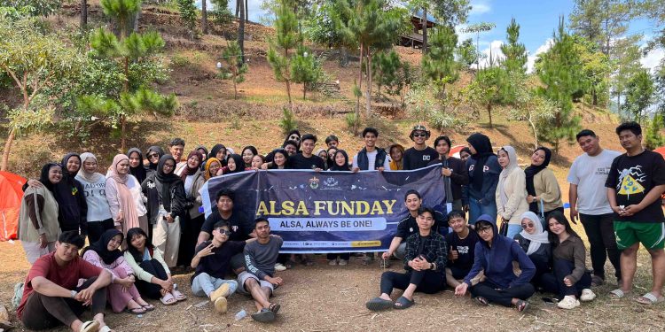 Foto bersama anggota LC Unhas pada kegiatan ALSA Camp di Suaraka Sunrangan, Desa Bissoloro, Sulawesi Selatan, Sabtu-Minggu (14-15/09). Foto: Dokumentasi Pribadi