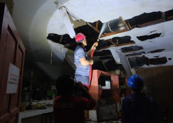 Tim Pemadam Kebakaran saat memadamkan sisa-sisa api di Laboratorium lama Ilmu Teknologi Pangan Fakultas Pertanian Unhas, Sabtu (15/09). Foto: IDENTITAS/YAN.