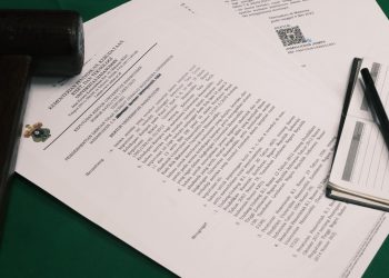 Surat Keputusan Rektor terkait pemberhentian seorang mahasiswa sebagai mahasiswa Unhas. Foto: IDENTITAS/M. Ridwan.