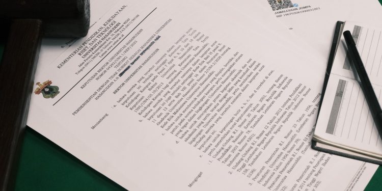 Surat Keputusan Rektor terkait pemberhentian seorang mahasiswa sebagai mahasiswa Unhas. Foto: IDENTITAS/M. Ridwan.