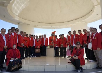 Pimpinan Unhas berfoto di Makam Sultan Hasanuddin di Gowa, Jumat (06/09). Foto: Humas Unhas.