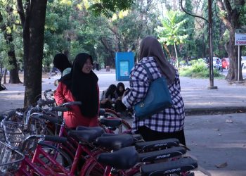 Mahasiswa yang ingin menggunakan sepeda Unhas di Pintu 1 Unhas Tamalanrea, Rabu (18/09). Foto: IDENTITAS/ISBA.