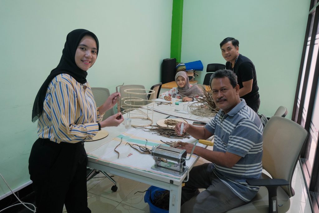 Foto bersama pesertaworkshop kerajinan eceng gondok