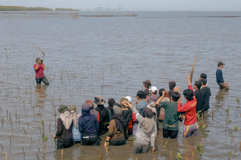 Mahasiswa KSE saat berfoto bersama pada penanaman Mangrove 