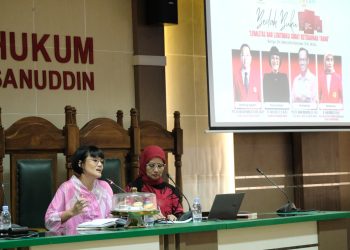 Dr Marcella SH MKn, penulis buku Legalitas dan Legitimasi SKT pada saat menjawab pertanyaan diskusi bedah buku di Mootcourt Dr Harifin Tumpa, FH Unhas, Rabu (23/10). Foto: IDENTITAS/ Afifah Khairunnisa.