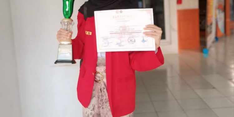 Mahasiswa FKG Unhas, Asiyah Syaharuddin meraih Juara 1 Lomba Esai pada National Agricultural Competition Week 2024 di Universitas Jambi. Foto: Dokumentasi Pribadi