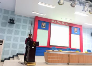 Direktur Kemahasiswaan Unhas, Abdullah Sanusi PhD menyampaikan sambutan pada Kuliah Umum Wikimedia di Aula Prof Mattulada, Kamis (03/10). Foto: IDENTITAS/Nurul Fathiyah SA