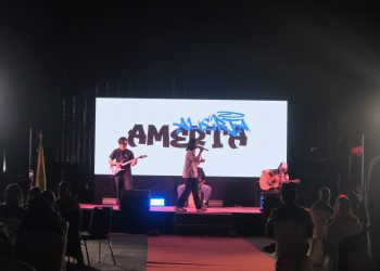 Para anggota dan alumni Misekta yang menikmati penampilan band pada malam puncak HUT Misekta yang ke-47 di Lapangan Hockey Unhas, Sabtu (05/10). Foto: IDENTITAS/Afifah Khairunnisa