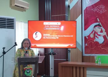 Ida Rumondang dalam pemaparan materinya terkait pendidikan dan literasi keuangan di Aula Pegadaian FEB Unhas, Senin (07/10). Foto: IDENTITAS/Wahyu Alim Syah