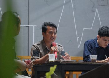 Dosen Sastra Asia Barat FIB, Supratman SS MA PhD saat menyampaikan materi dalam Bazar Dialog Himab KMFIB Unhas di NAF. Space, Rabu (09/10). Foto: IDENTITAS/Ismail Basri