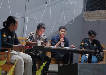 Redaktur PK identitas Unhas, Zidan Patrio saat menyampaikan materi dalam Bazar Dialog Himab KMFIB UH di NAF. Space, Rabu (09/10). Foto: IDENTITAS/Agif