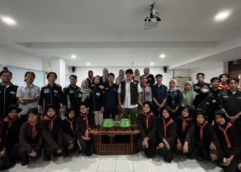 Foto bersama peserta Pembukaan dan Pelepasan Origo VIII TBF Sternum Himafisio Fkep Unhas, Rabu (09/10). Foto: IDENTITAS/Aliyah Fadhilah