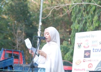 Ketua Panitia, Ihnaya Salsabila Yunus dalam peyampaian sambutan pembukaan Festival EBS 2024 di lapangan Outdoor PKM Unhas, Sabtu (12/10). Foto: IDENTITAS/ Wahyu Alim Syah