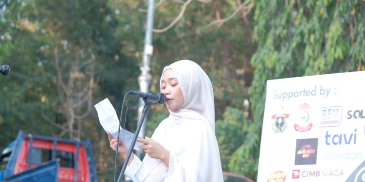 Ketua Panitia, Ihnaya Salsabila Yunus dalam peyampaian sambutan pembukaan Festival EBS 2024 di lapangan Outdoor PKM Unhas, Sabtu (12/10). Foto: IDENTITAS/ Wahyu Alim Syah