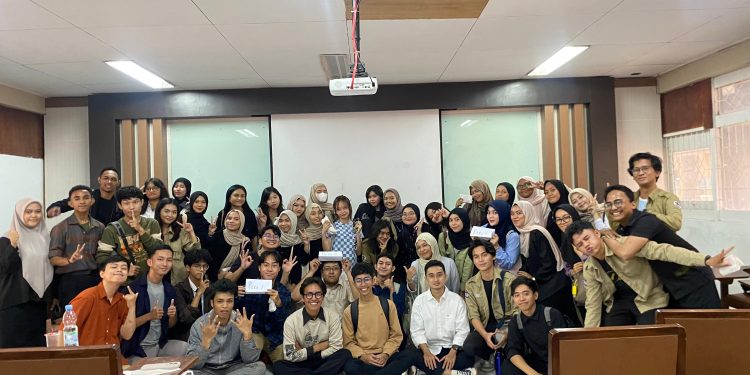 Foto bersama anggota Unit Kegiatan Mahasiswa (UKM) Model United Nations (MUN) pada kegiatan Regular Training di Ruang FIS III 103 FISIP Unhas, Sabtu (12/10). Foto: Dokumentasi Pribadi