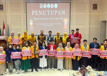 Foto bersama para pemenang Kompetisi Olympic of Statistics yang diadakan oleh  Universitas Negeri Makassar (UNM), Kamis (10/10). Foto: Dokumentasi pribadi