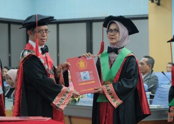 Prof Dr Ir Sitti Nur Faridah MP saat dikukuhkan menjadi Guru Besar Fakultas Pertanian di Ruang Senat Lantai 2 Rektorat, Selasa (15/10). Foto: IDENTITAS/Afifah Khairunnisa