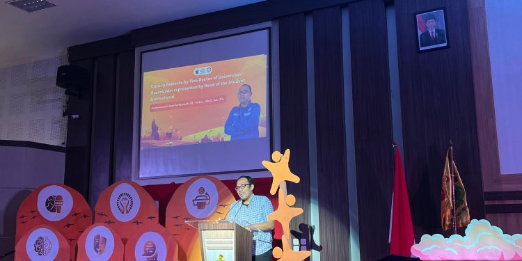 Kepala Subdirektorat Kelembagaan Mahasiswa, Muhammad Irdam Ferdiansah SE MAcc PhD Ak CA saat memberikan sambutan pada penutupan ALSA English Competition 2024 di Baruga Prof. Baharuddin Lopa SH Fakultas Hukum Unhas, Selasa (22/10). Foto: IDENTITAS/ Athaya Najibah Alatas