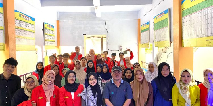 Foto bersama Himastat dengan masyarakat Desa Tamanyeleng. Foto: Dokumentasi Pribadi.