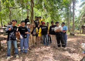 Foto bersama mahasiswa HIMSENA Unhas dengan Desa Manyampa. Foto: Dokumentasi Pribadi.