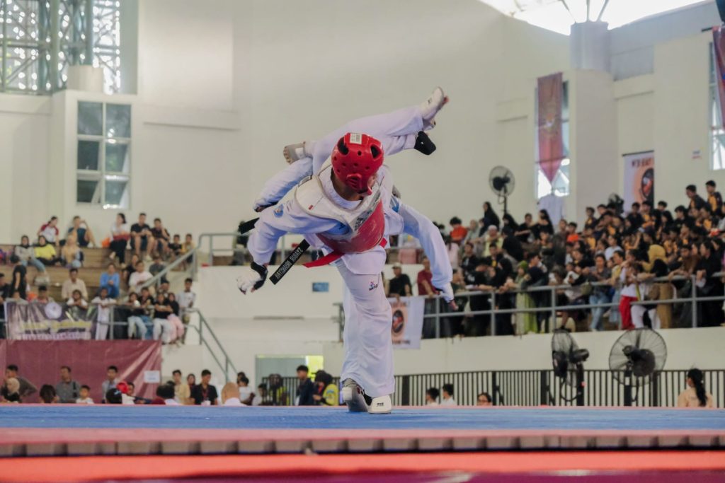 Beradu tendangan yeop chagi, jurus pamungkas dalam bela diri taekwondo