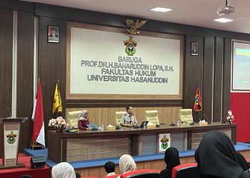 Kepala Kantor Wilayah Badan Pertanahan Nasional Prov. Sulawesi Selatan, Tri Wibisiono ST MT saat memaparkan materi di Baruga Prof. Baharuddin Lopa SH Fakultas Hukum Unhas, Senin (21/10). IDENTITAS/ Athaya Najibah Alatas.