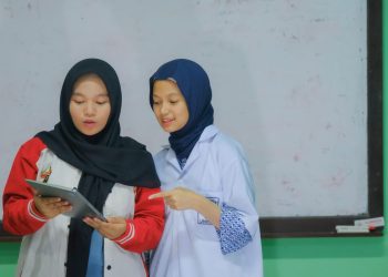 Mahasiswa Universitas Hasanuddin saat membaca Buku Digital Pedoman Pengajuan Reward Prestasi. Foto: IDENTITAS/Ismail Basri.