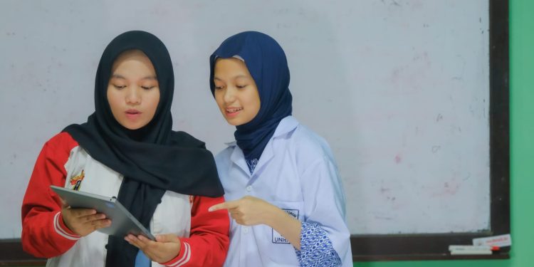 Mahasiswa Universitas Hasanuddin saat membaca Buku Digital Pedoman Pengajuan Reward Prestasi. Foto: IDENTITAS/Ismail Basri.