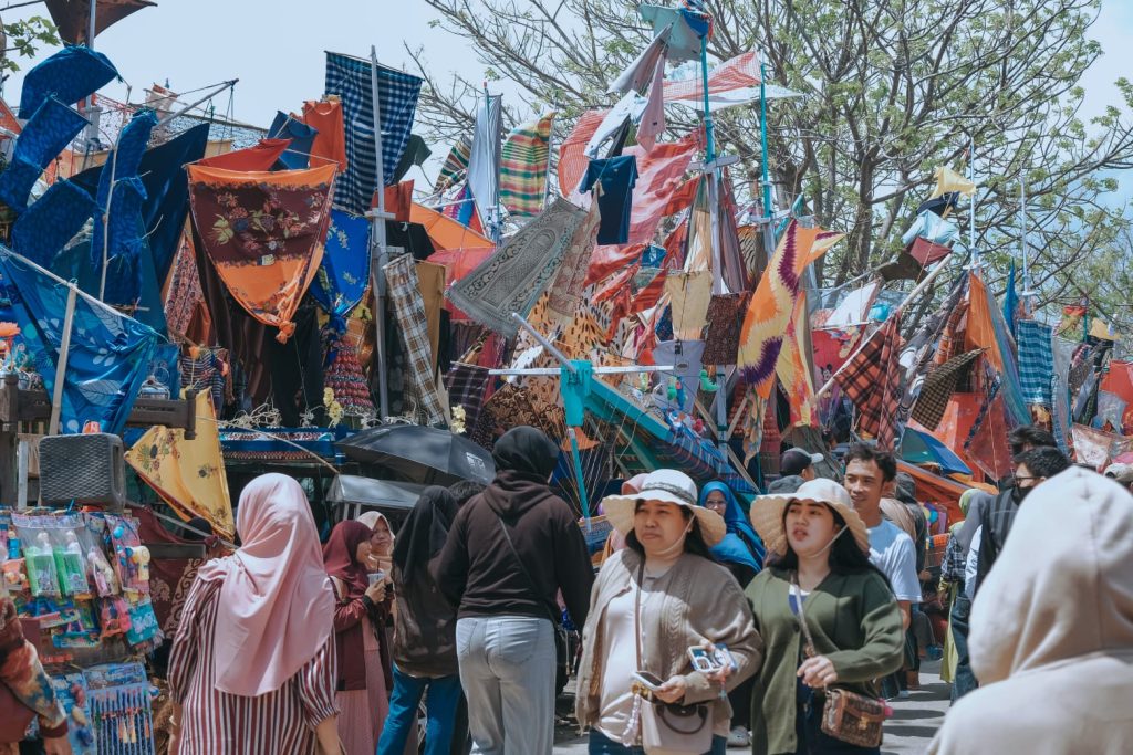 Pengunjung terus berdatangan sesaat setelah kapal diparkirkan.