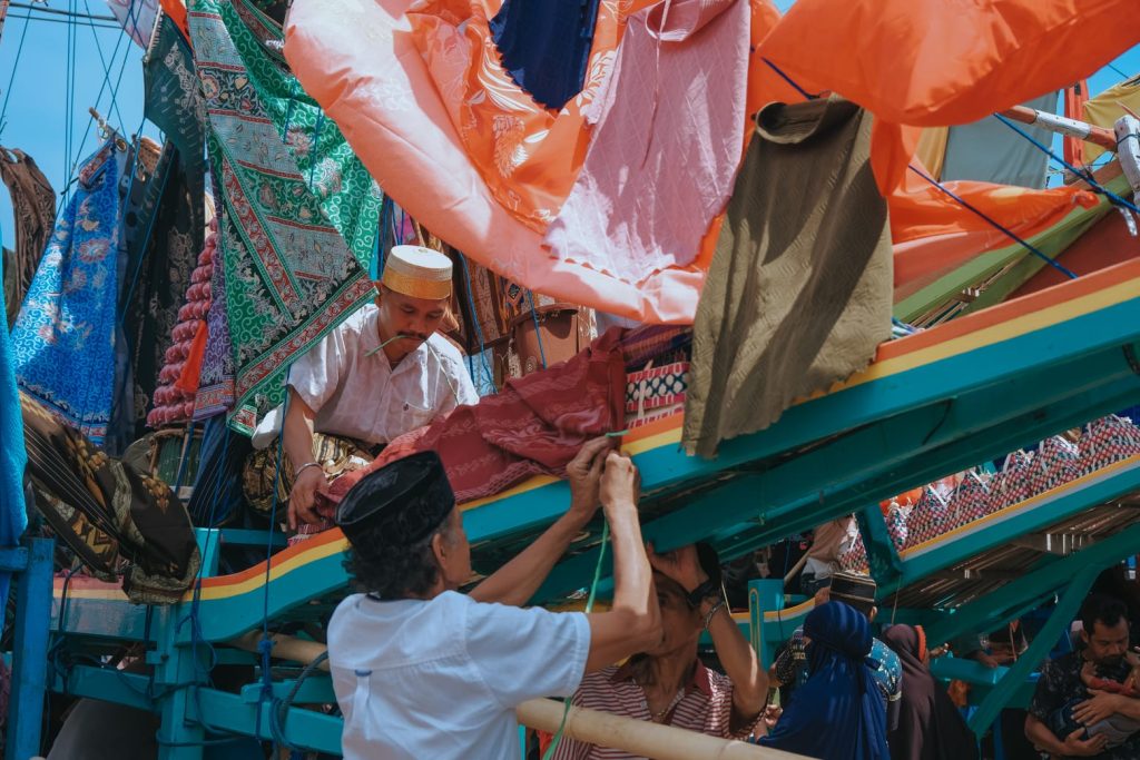 Warga terlihat bergotong royong untuk menata kapal.