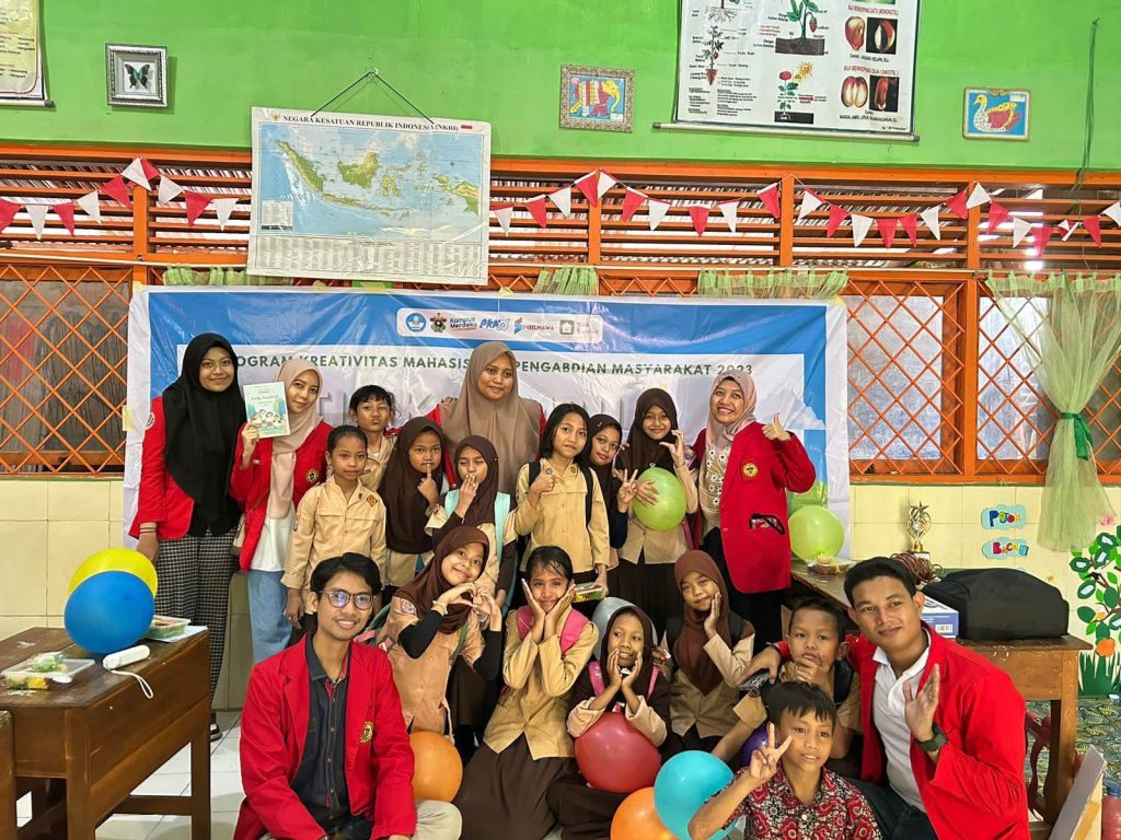 Foto bersama TIM PKM Titik Tumbuh dengan siswa SD Inpres Layang Tua 1