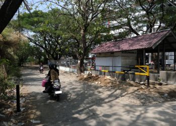 Tampak palang baru yang bercat kuning hitam di jalan menuju Sahabat Raya, Selasa (22/10). Foto: IDENTITAS/Wahyu Alim Syah.