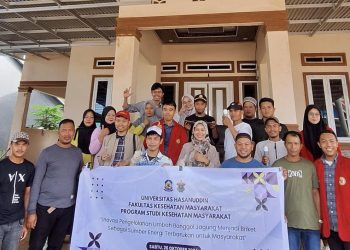 Foto Bersama TIM PKM Fakultas Kesehatan Masyarakat (FKM) Universitas Hasanuddin (Unhas) di Desa Pappaluang, Kecamatan Bangkala Barat, Jeneponto, Sabtu (26/10). Foto: Dokumentasi Pribadi.