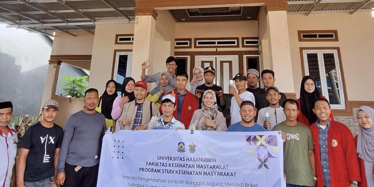 Foto Bersama TIM PKM Fakultas Kesehatan Masyarakat (FKM) Universitas Hasanuddin (Unhas) di Desa Pappaluang, Kecamatan Bangkala Barat, Jeneponto, Sabtu (26/10). Foto: Dokumentasi Pribadi.