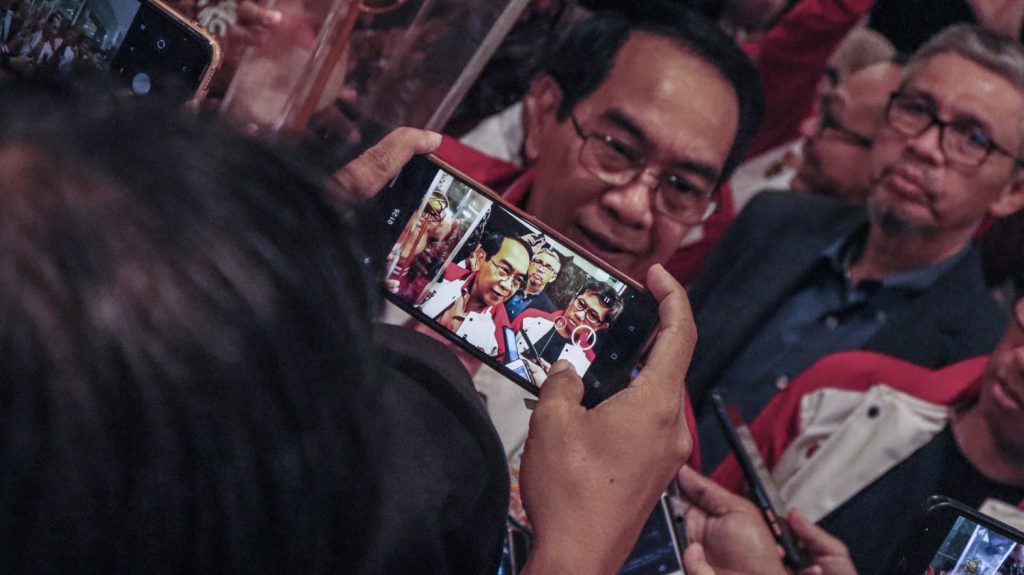 Rektor Unhas Saat Diwawancarai oleh Pers. Foto: IDENTITAS/Achmad Ghiffary M.