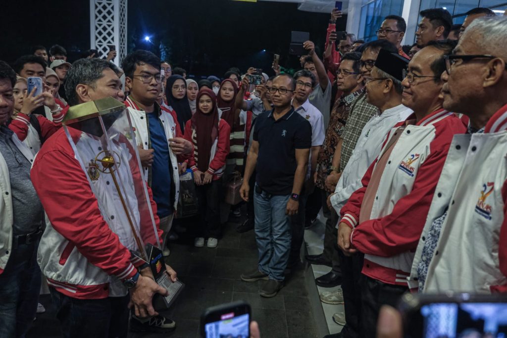 Penyambutan Kontingen PIMNAS Unhas oleh civitas academica. Foto: IDENTITAS/Adrian.