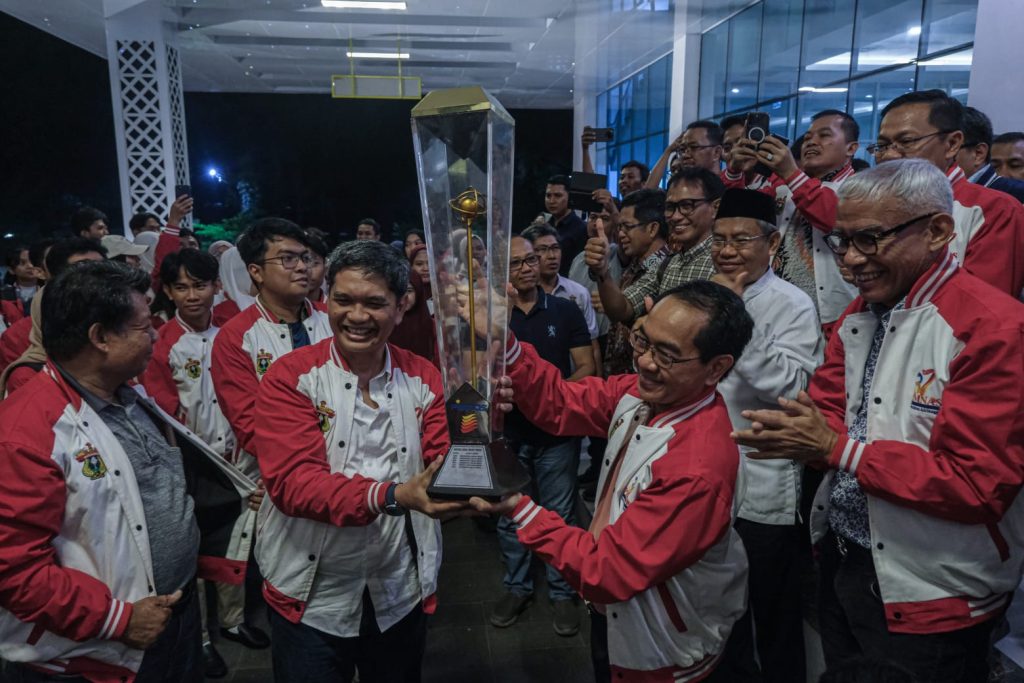 Penyerahan Piala Adikarta Kertawidya oleh Kontingen Unhas kepada Rektor Unhas. Foto: IDENTITAS/Adrian.