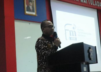 Prof Ruslin memberikan sambutan pada Pembukaan Festival Teater Mahasiswa Indonesia, Senin (21/10). Foto: IDENTITAS/Wahyu Alim Syah.