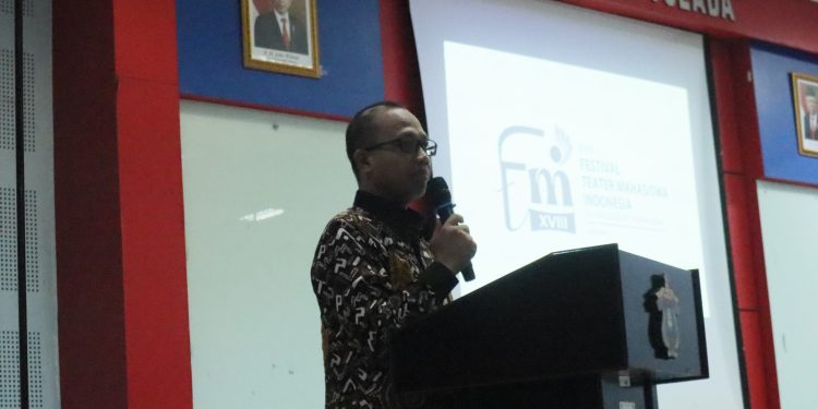 Prof Ruslin memberikan sambutan pada Pembukaan Festival Teater Mahasiswa Indonesia, Senin (21/10). Foto: IDENTITAS/Wahyu Alim Syah.