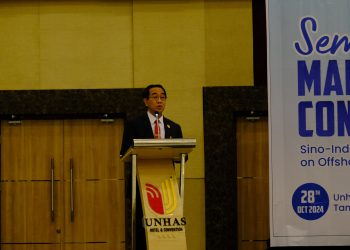Rektor Unhas memberikan sambutan pada Seminar Internasional yang diadakan oleh FIKP Unhas pada Senin, (28/10). Foto: IDENTITAS/Afifah Khairunnisa.