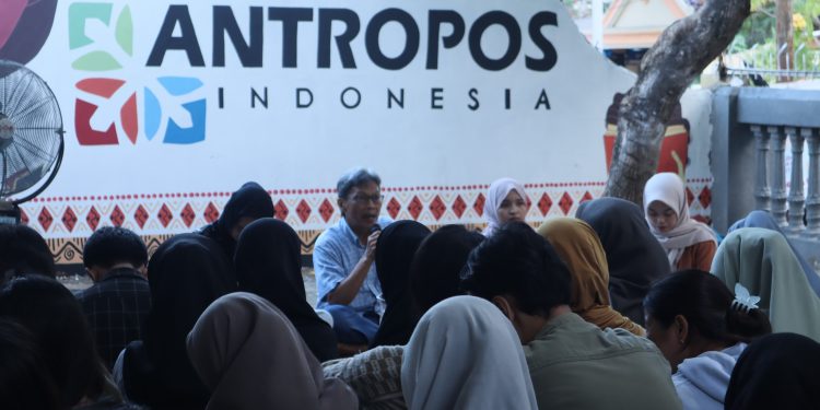 Prof Dr Munsi Lampe MA saat Memaparkan Materinya pada Kegiatan Seminar Literasi Maritim di Perumahan Dosen Unhas Rabu, (30/10). Foto: IDENTITAS/Afifah Khairunnisa
