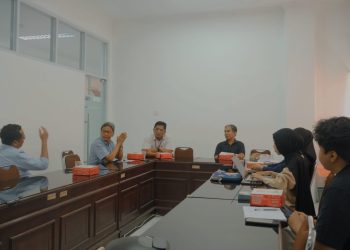 Para Dosen Antropologi Unhas dan Reporter PK identitas yang melaksanakan kegiatan FGD di Ruang Rapat Departemen Antropologi, Rabu (09/10). Foto: IDENTITAS/ Afifah Khairunnisa.